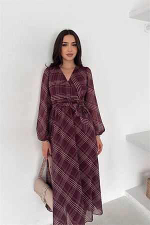 Neşeli butik kadın bordo kruvaze yaka ekose desenli beli kuşaklı midi boy şifon elbise