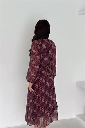 Neşeli butik kadın bordo kruvaze yaka ekose desenli beli kuşaklı midi boy şifon elbise