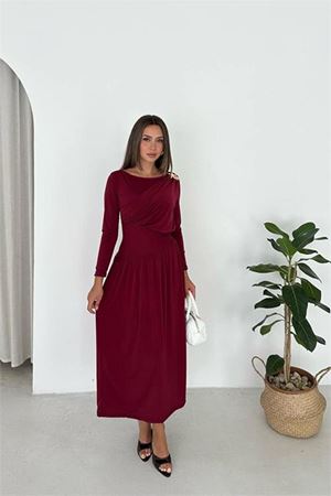 Neşeli butik kadın bordo broş detaylı sandy kumaş drapeli midi boy elbise NBK5011