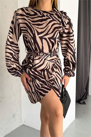 Neşeli butik kadın desenli mini boy kuşaklı saten elbise NBKKLF20211