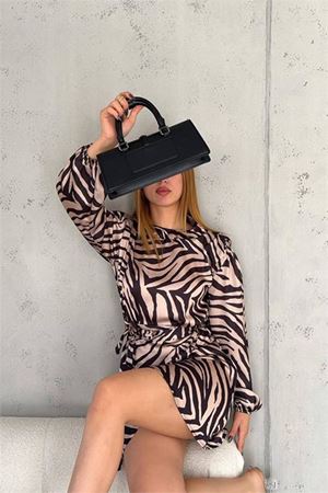 Neşeli butik kadın desenli mini boy kuşaklı saten elbise NBKKLF20211