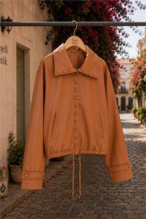 Neşeli butik kadın camel modern duruşlu çıtçıt detaylı oversize suni deri ceket NBHT02