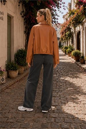Neşeli butik kadın camel modern duruşlu çıtçıt detaylı oversize suni deri ceket NBHT02