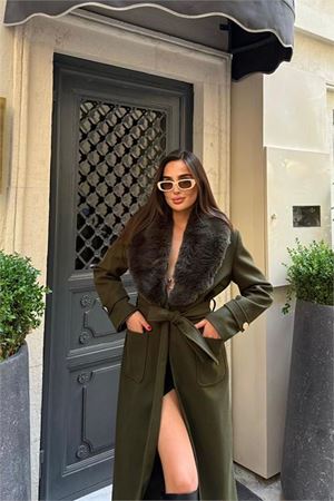 Neşeli butik kadın cep detaylı kuşaklı yaka kürklü tam boy kaşe kaban NBSTR1003
