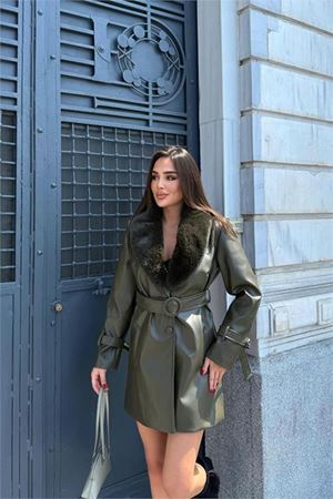 Neşeli butik kadın yaka kürk detaylı düğmeli kemerli kısa deri kaban NBSTR1009