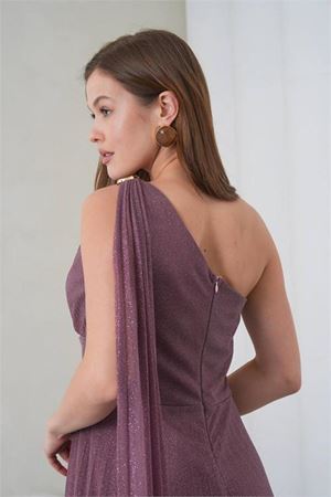 Neşeli butik kadın gül kurusu tek omuz tokalı drape detaylı ışıltılı tül kumaş abiye elbise NBS9388