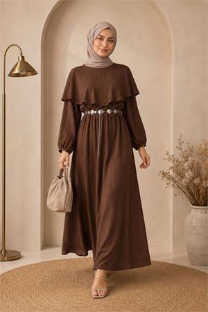 Neşeli butik kadın kahverengi bel zincir kemerli pelerin detaylı premium tesettür elbise NBELB015