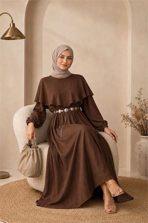 Neşeli butik kadın kahverengi bel zincir kemerli pelerin detaylı premium tesettür elbise NBELB015