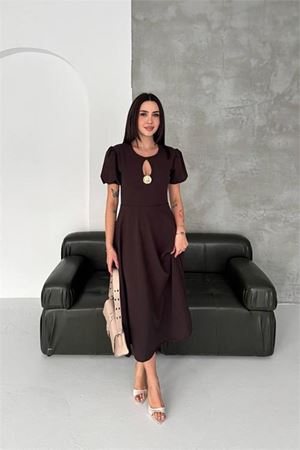Neşeli butik kadın kahverengi balon kol gold broş detaylı midi boy elbise NBK4563