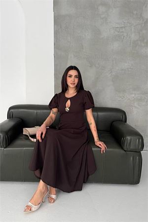 Neşeli butik kadın kahverengi balon kol gold broş detaylı midi boy elbise NBK4563