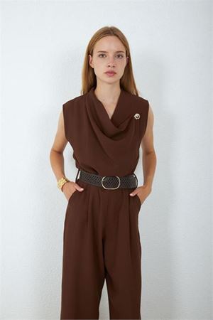Neşeli butik kadın kahverengi degaje yaka kemerli kolsuz geniş paça tulum NBMY4030