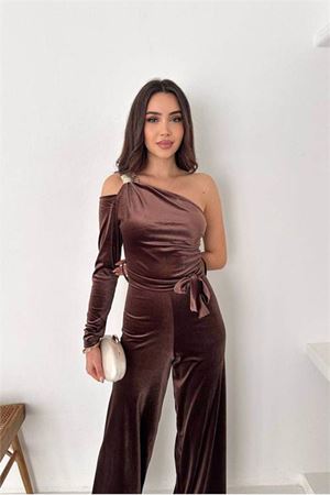 Neşeli butik kadın kahverengi kuşaklı tek omuz kadife kumaş tulum NBK068