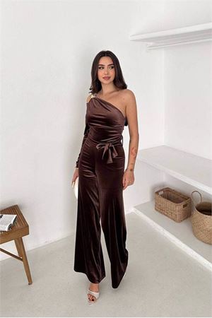 Neşeli butik kadın kahverengi kuşaklı tek omuz kadife kumaş tulum NBK068
