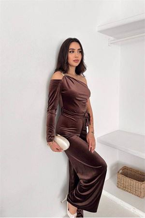Neşeli butik kadın kahverengi kuşaklı tek omuz kadife kumaş tulum NBK068