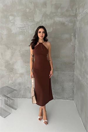 Neşeli butik kadın kahverengi sırt dekolteli metal yaka midi elbise NBK4543