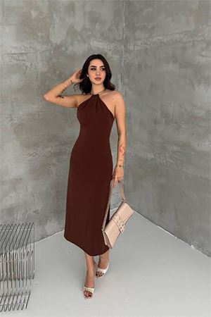 Neşeli butik kadın kahverengi sırt dekolteli metal yaka midi elbise NBK4543