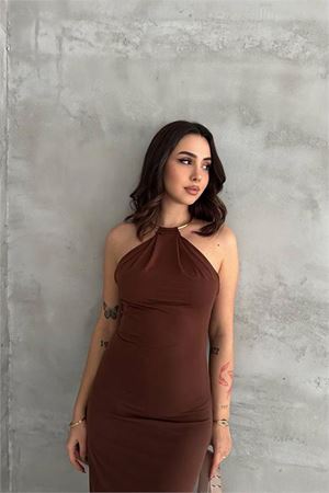 Neşeli butik kadın kahverengi sırt dekolteli metal yaka midi elbise NBK4543