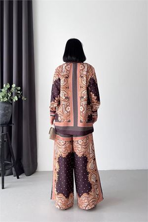 Neşeli butik kadın kahverengi desenli gömlek ve bol paça pantolon ikili tasarım takım NBMS26121
