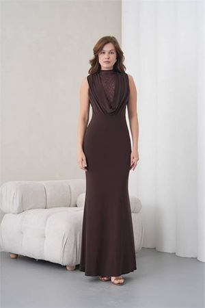 Neşeli butik kadın kahverengi degaje yaka dantel detaylı maxi boy abiye elbise NBS9385