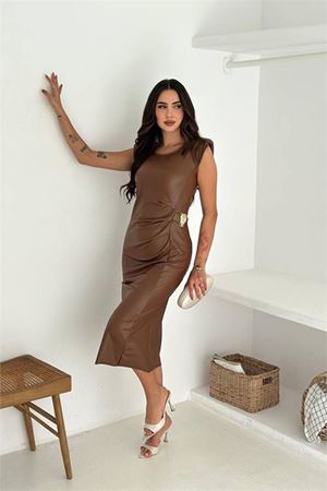 Neşeli butik kadın drapeli kolsuz midi boy deri elbise NBK4378