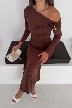Neşeli butik kadın kahverengi tek omuz drapeli midi boy tokalı elbise NBK5020