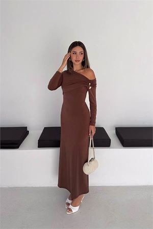 Neşeli butik kadın kahverengi tek omuz drapeli midi boy tokalı elbise NBK5020