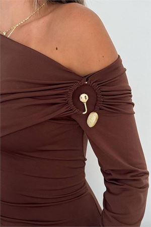 Neşeli butik kadın kahverengi tek omuz drapeli midi boy tokalı elbise NBK5020