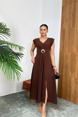 Neşeli butik kadın kahverengi bel toka detaylı yırtmaçlı tam boy elbise NBMY3865