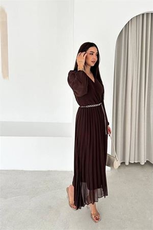Neşeli butik kadın kahverengi kruvaze yaka piliseli midi boy şifon elbise