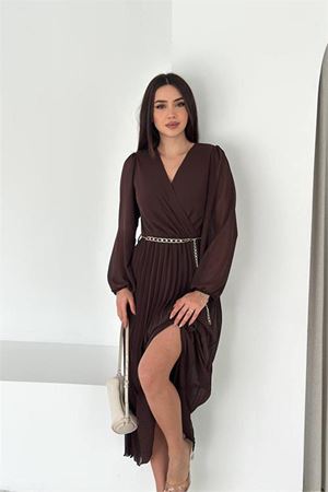 Neşeli butik kadın kahverengi kruvaze yaka piliseli midi boy şifon elbise