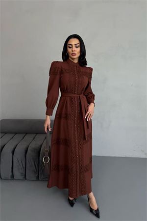 Neşeli butik kadın kahverengi dantel detaylı elbise NBEMP2677