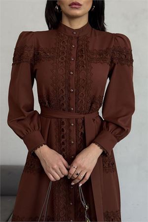 Neşeli butik kadın kahverengi dantel detaylı elbise NBEMP2677