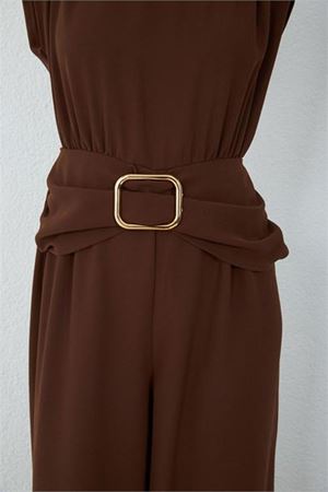 Neşeli butik kadın kahverengi bel drapeli kemer detaylı sıfır kol tam boy tulum NBMY4043