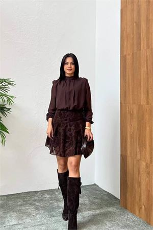 Neşeli butik kadın kahverengi eteği flok baskılı dik yaka vatkalı şifon elbise NBMY3863