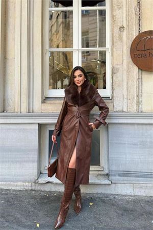 Neşeli butik kadın yaka çıkarılabilir kürk detaylı düğmeli deri trençkot NBSTR1001