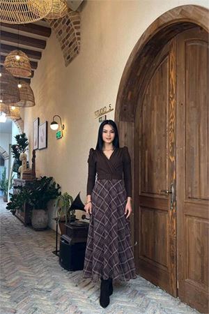 Neşeli butik kadın kahverengi eteği ekose desenli kemerli tam boy elbise NBMY3860