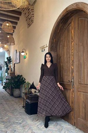 Neşeli butik kadın kahverengi eteği ekose desenli kemerli tam boy elbise NBMY3860