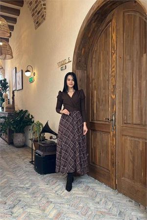 Neşeli butik kadın kahverengi eteği ekose desenli kemerli tam boy elbise NBMY3860