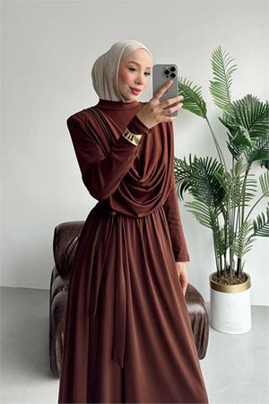 Neşeli butik kadın kahverengi degaje yaka kuşaklı sandy kumaş tesettür tulum NMS089