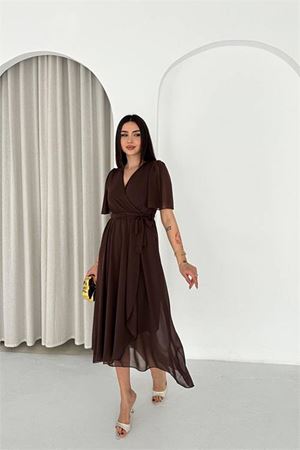 Neşeli butik kadın kahverengi kuşaklı kruvaze yaka anvelop şifon elbise NBK4520