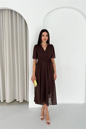 Neşeli butik kadın kahverengi kuşaklı kruvaze yaka anvelop şifon elbise NBK4520