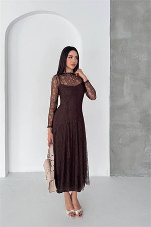 Neşeli butik kadın kahverengi midi boy transparan detaylı astarlı dantel elbise NBK080