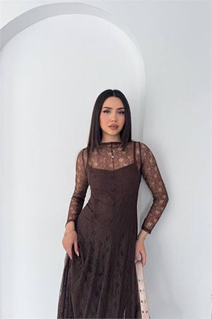 Neşeli butik kadın kahverengi midi boy transparan detaylı astarlı dantel elbise NBK080