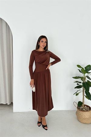 Neşeli butik kadın kahverengi broş detaylı sandy kumaş drapeli midi boy elbise NBK5011