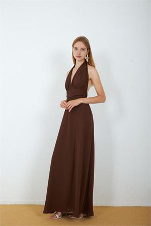 Neşeli butik kadın kahverengi yırtmaçlı halter yaka sırt dekolteli bağlama detaylı maxi elbise NBMY4133
