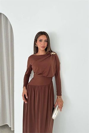 Neşeli butik kadın kahverengi broş detaylı sandy kumaş drapeli midi boy elbise NBK5011