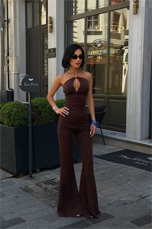 Neşeli butik kadın kahverengi halter yaka zincir askılı ispanyol paça premium tulum NBDF290
