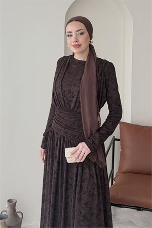 Neşeli butik kahverengi siyah bel drapeli tam boy flok baskı tesettür elbise