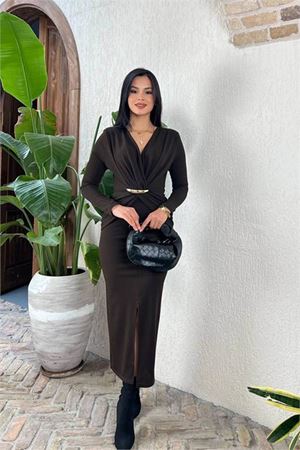 Neşeli butik kadın kahverengi gold aksesuarlı yırtmaçlı midi boy krep elbise NBMY3862