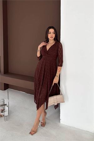 Neşeli butik kadın kahverengi kruvaze yaka midi boy esnek kumaş dantel elbise
